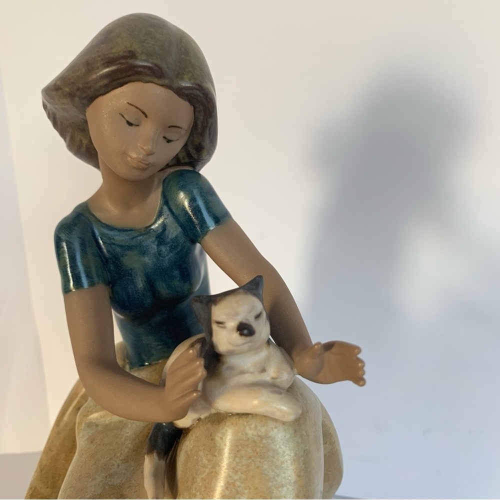 Lladro Repose Style 2169 Retired Piece in Gres Finish Lady with a Cat